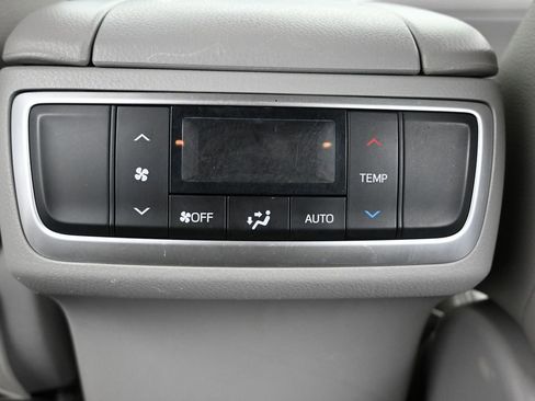 Used 2018 Toyota Highlander LE image 19