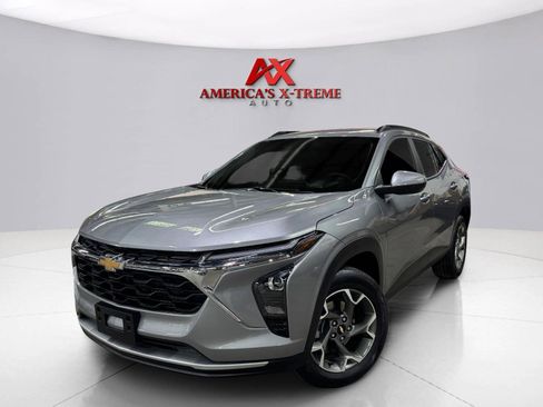 Used 2025 Chevrolet Trax LT w/ Sunroof Package FWD image 1
