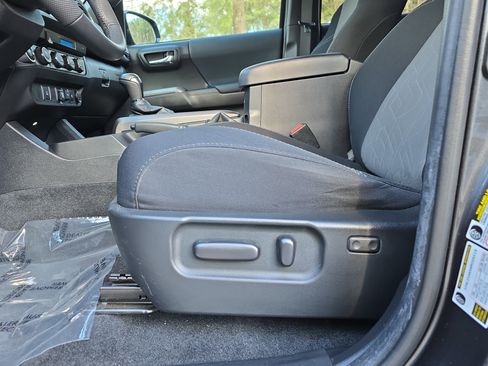 Used 2022 Toyota Tacoma TRD Sport image 28