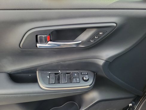 Used 2023 Toyota Crown Limited image 16