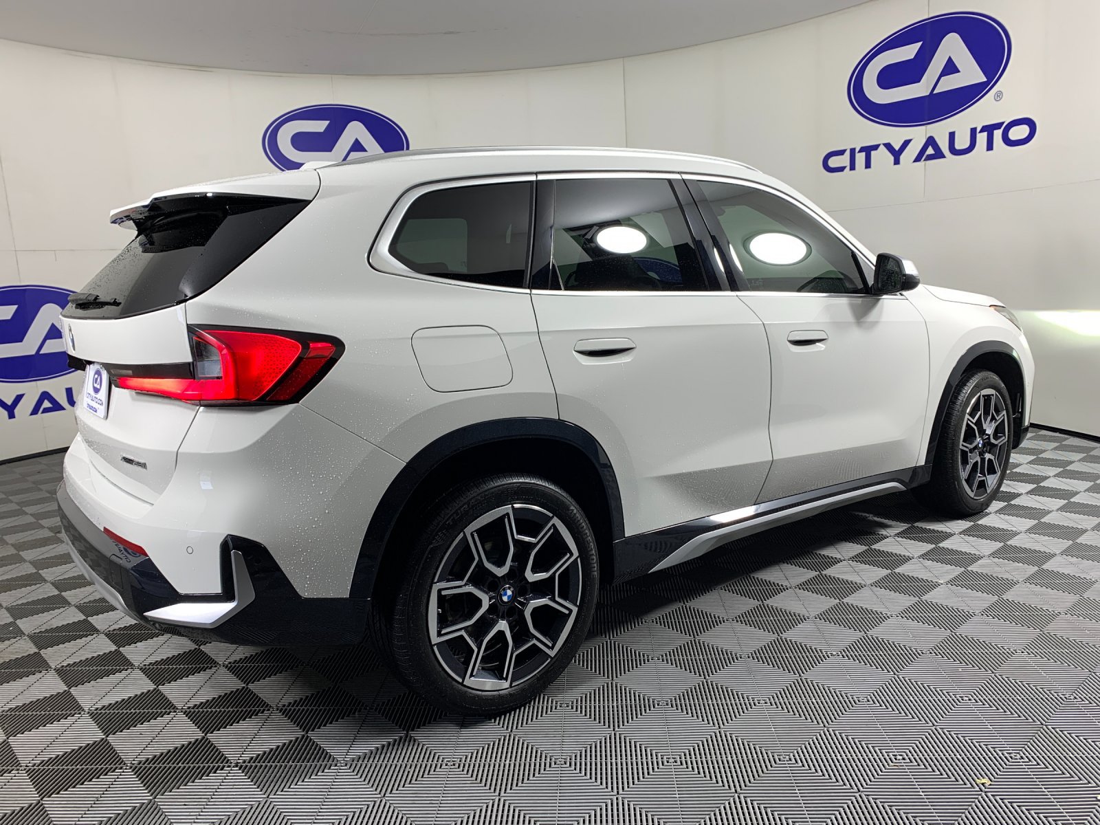 Used 2023 BMW X1 xDrive28i w/ Convenience Package AWD/4WD image 3