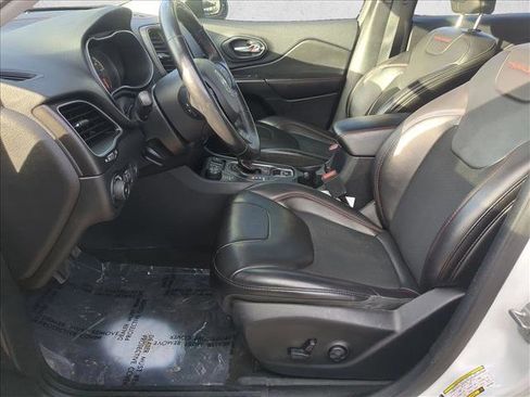 Used 2019 Jeep Cherokee Trailhawk w/ Comfort/Convenience Group image 16