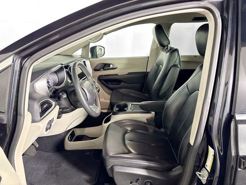 Used 2023 Chrysler Pacifica Touring-L image 11