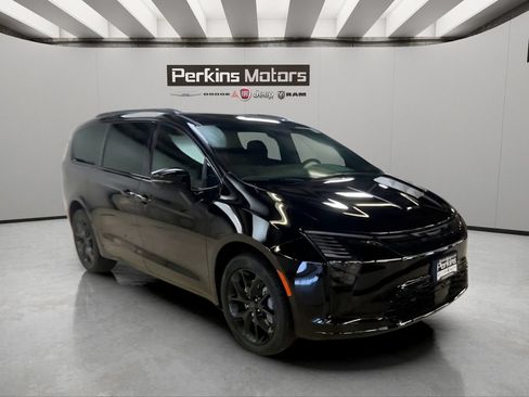 New 2027 Chrysler Pacifica Limited w/ S Appearance Package AWD/4WD image 7