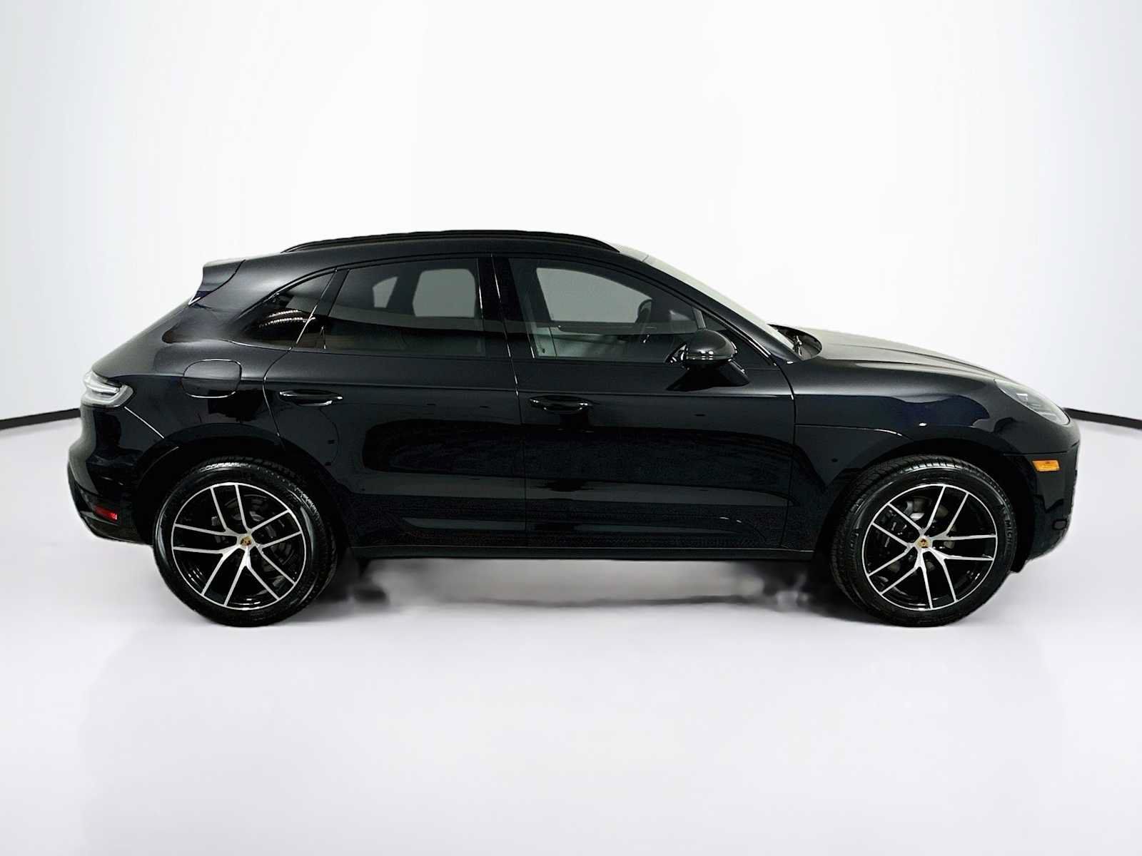 Certified 2025 Porsche Macan AWD/4WD image 8