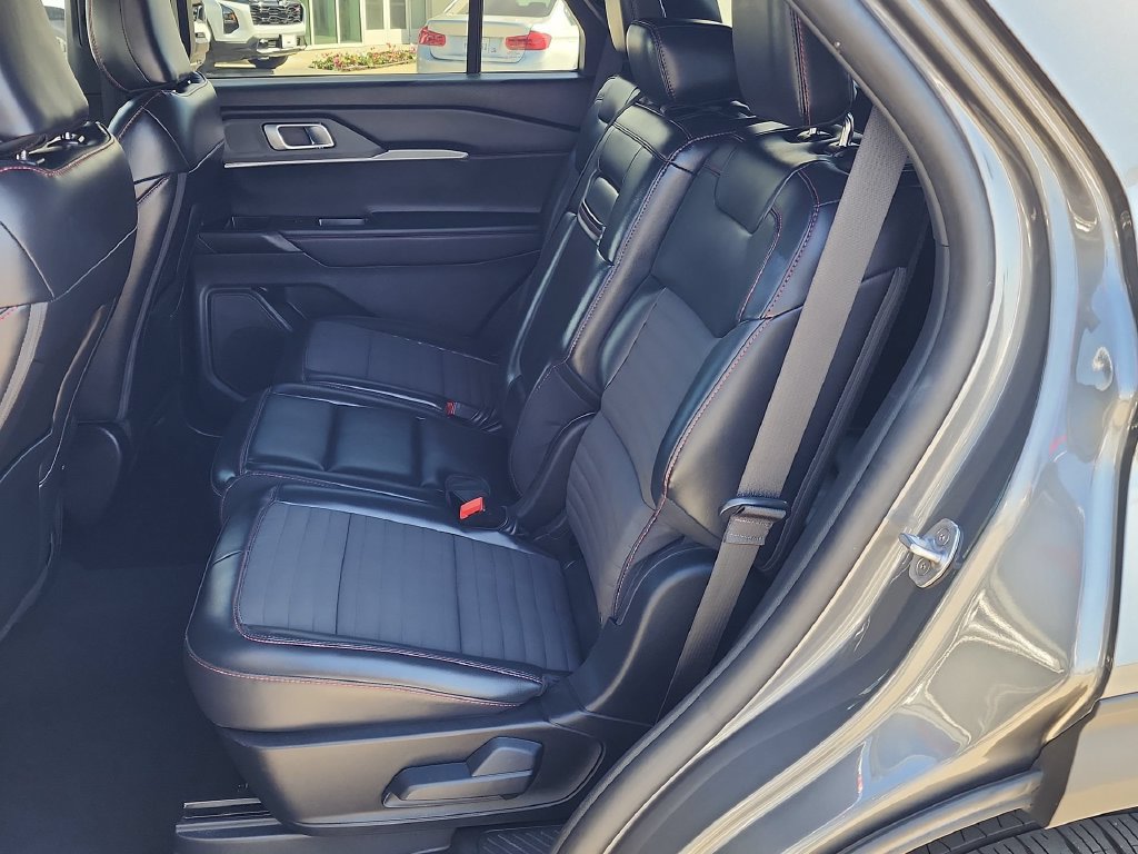 Used 2025 Ford Explorer ST-Line w/ ST-Line Street Pack AWD/4WD image 21
