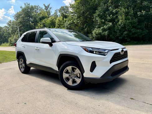Used 2024 Toyota RAV4 XLE AWD/4WD image 1
