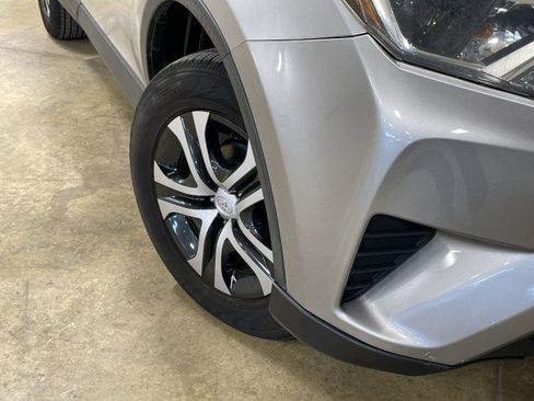 Used 2018 Toyota RAV4 LE FWD image 11