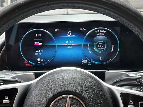 Used 2020 Mercedes-Benz GLB 250 4MATIC w/ Premium Package image 13