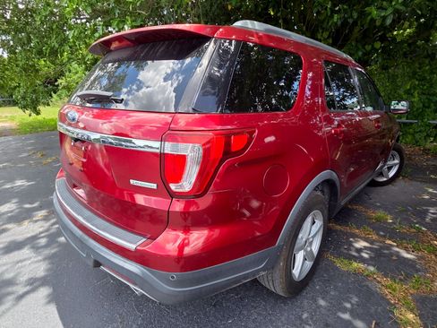 Used 2018 Ford Explorer XLT w/ Equipment Group 202A FWD image 3