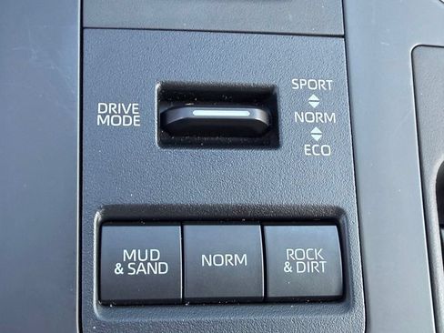 Used 2024 Toyota Highlander XLE AWD/4WD image 34