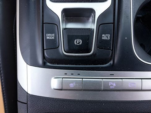 Used 2022 Kia Carnival LX image 24