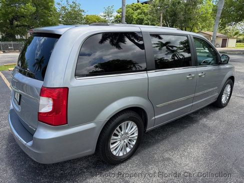Used 2013 Chrysler Town & Country Limited w/ Luxury Group FWD image 4