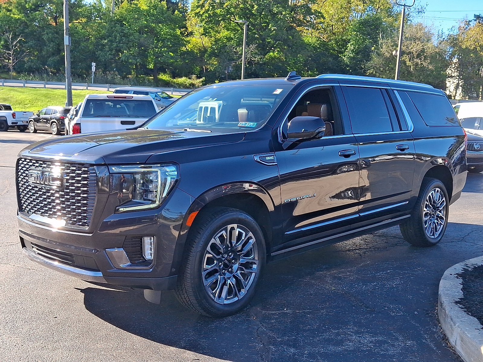 Used 2023 GMC Yukon XL Denali Ultimate AWD/4WD image 3
