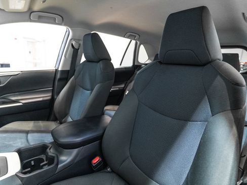 Certified 2025 Toyota RAV4 LE AWD/4WD image 6