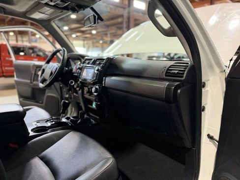 Used 2018 Toyota 4Runner TRD Off-Road Premium AWD/4WD image 22