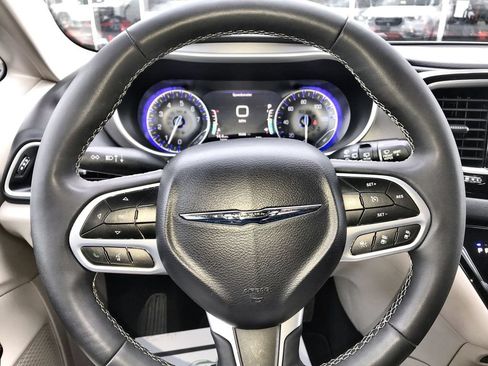 Used 2024 Chrysler Pacifica Touring-L FWD image 14