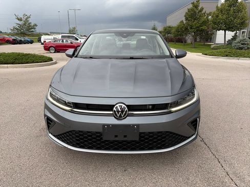 Used 2025 Volkswagen Jetta SE FWD image 2