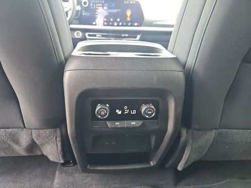 Used 2025 Chevrolet Traverse LT image 27
