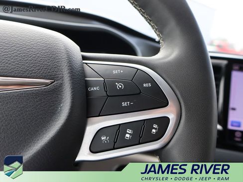Used 2023 Chrysler Pacifica Touring-L FWD image 27