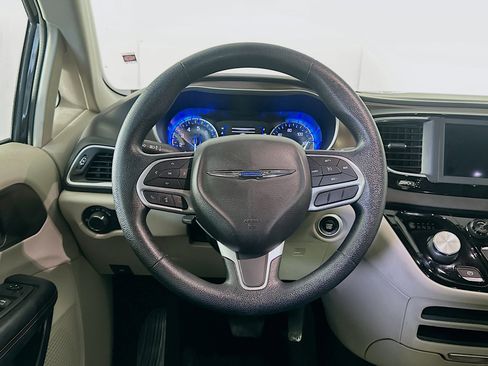 Used 2019 Chrysler Pacifica LX w/ Tire & Wheel Group FWD image 18