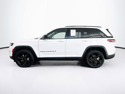 Used 2023 Jeep Grand Cherokee Altitude AWD/4WD image 4