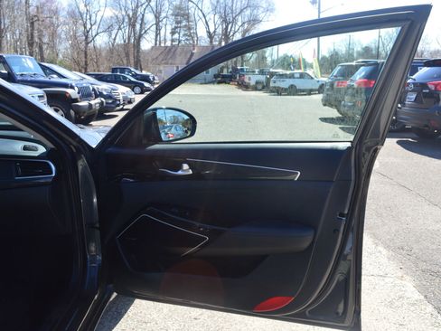 Used 2018 Kia Cadenza Limited image 27