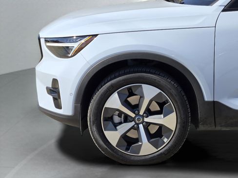 Used 2026 Volvo XC40 B5 Plus w/ Protection Package Premier image 38