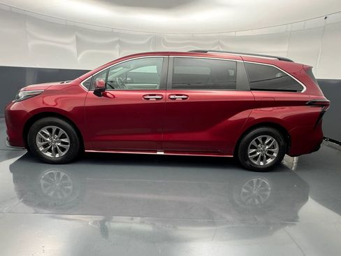Used 2023 Toyota Sienna XLE AWD/4WD image 6