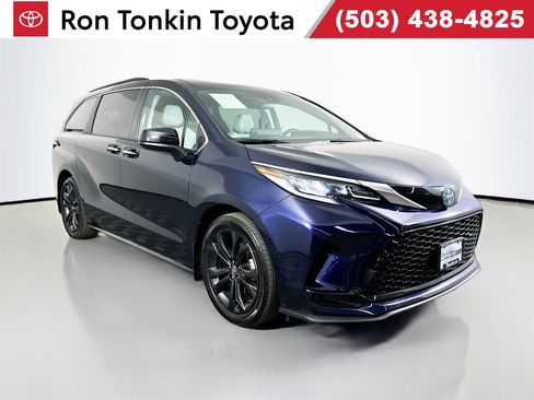Used 2022 Toyota Sienna XSE image 1