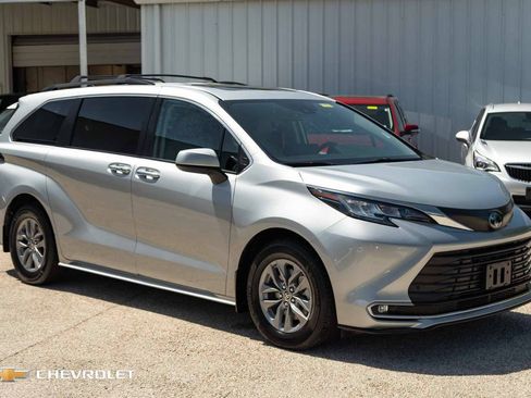 Used 2022 Toyota Sienna XLE FWD image 3