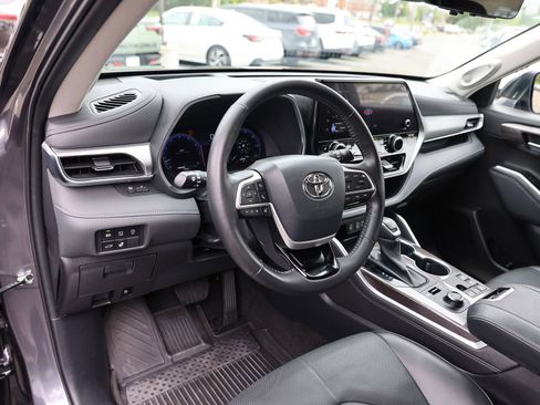 Used 2023 Toyota Highlander Platinum AWD/4WD image 18