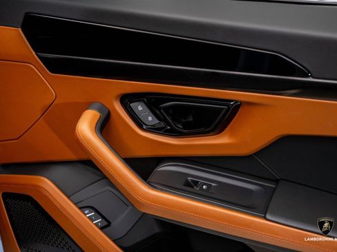 Used 2025 Lamborghini Urus SE image 38