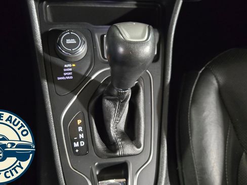 Used 2019 Jeep Cherokee Limited AWD/4WD image 18