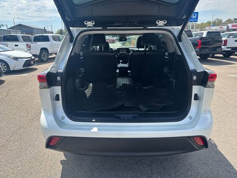 Used 2021 Toyota Highlander XLE AWD/4WD image 7