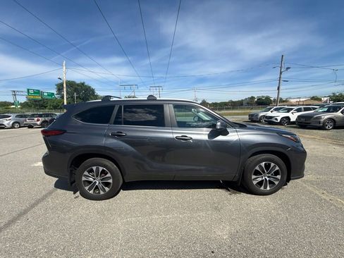 Used 2023 Toyota Highlander XLE AWD/4WD image 4