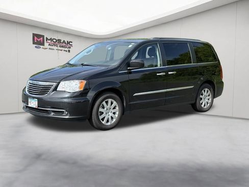 Used 2015 Chrysler Town & Country Touring w/ Driver Convenience Group FWD image 4