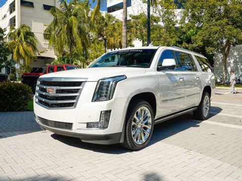 Used 2019 Cadillac Escalade ESV Premium Luxury RWD image 2