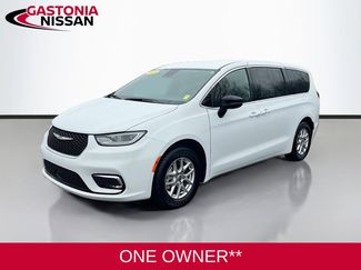 Used 2024 Chrysler Pacifica Touring video 3