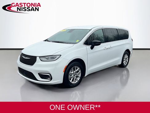 Used 2024 Chrysler Pacifica Touring image 3