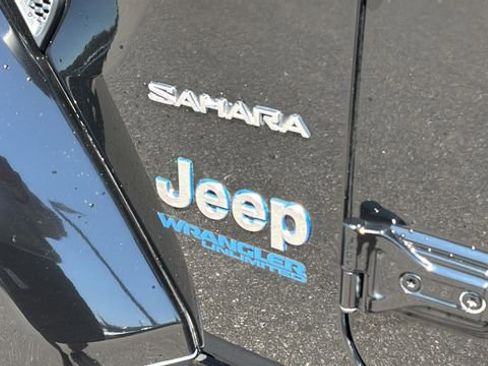 Used 2022 Jeep Wrangler Unlimited Sahara AWD/4WD image 37