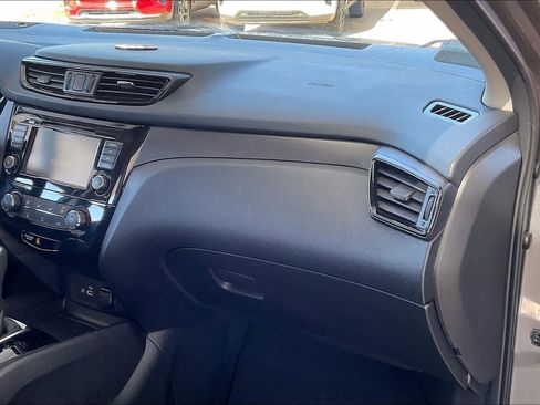 Used 2020 Nissan Rogue Sport S image 18