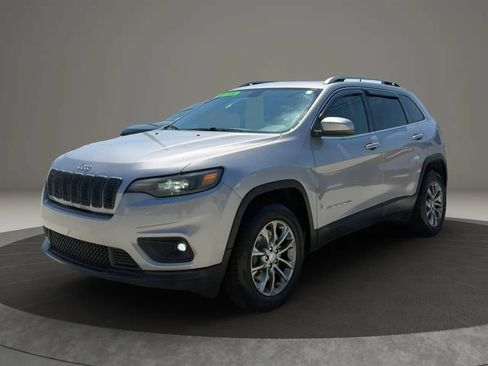Used 2019 Jeep Cherokee Latitude Plus w/ Cold Weather Group AWD/4WD image 3