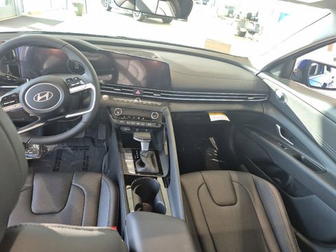 New 2025 Hyundai Elantra Limited FWD image 18