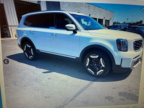 Used 2025 Kia Telluride S FWD image 5