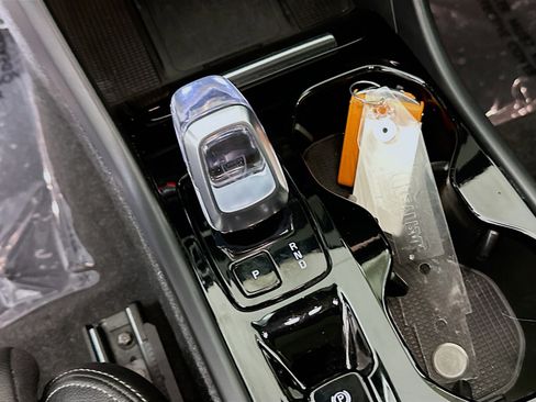 Used 2024 Volvo XC40 B5 Plus w/ Climate Package image 21