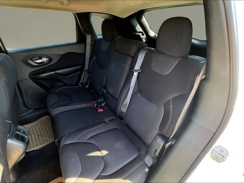 Used 2017 Jeep Cherokee Latitude AWD/4WD image 19