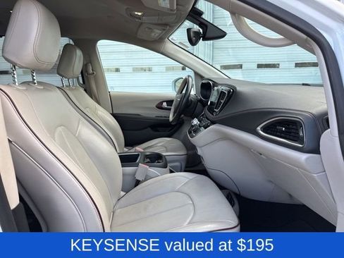 Used 2018 Chrysler Pacifica Limited image 10