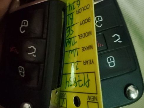 Used 2020 Volkswagen Tiguan SE w/ Panoramic Sunroof Package image 19