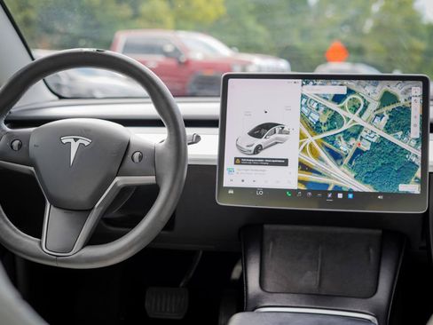 Used 2021 Tesla Model 3 Standard Range Plus RWD image 10